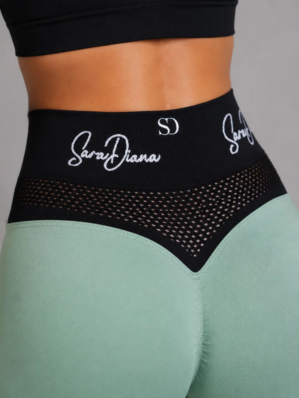 Mint Velocity™ Leggings — Schwarzer Mesh-Bund mit Sara Diana Logo